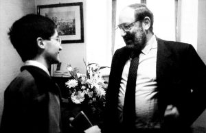 Il giovane studioso in compagnia di Umberto Eco